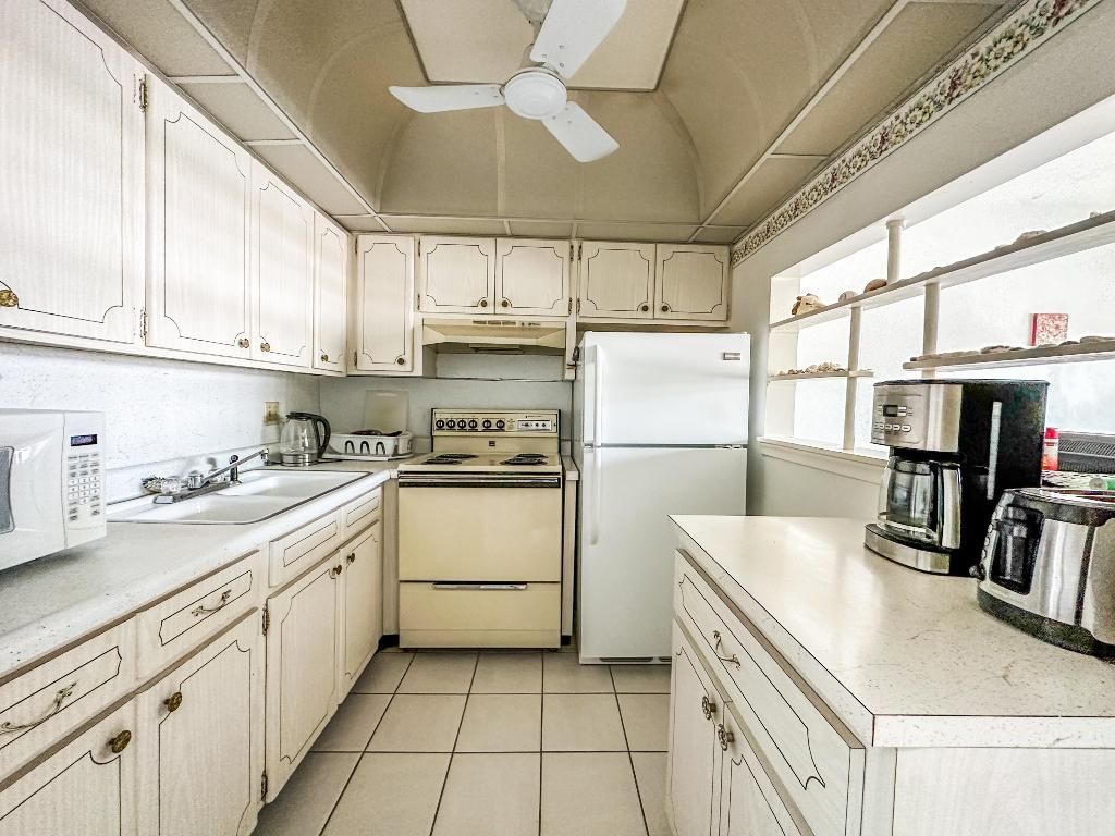 3280 N Lake Osborne Drive, Unit 207, Lake Worth Beach, FL 33461 Photo