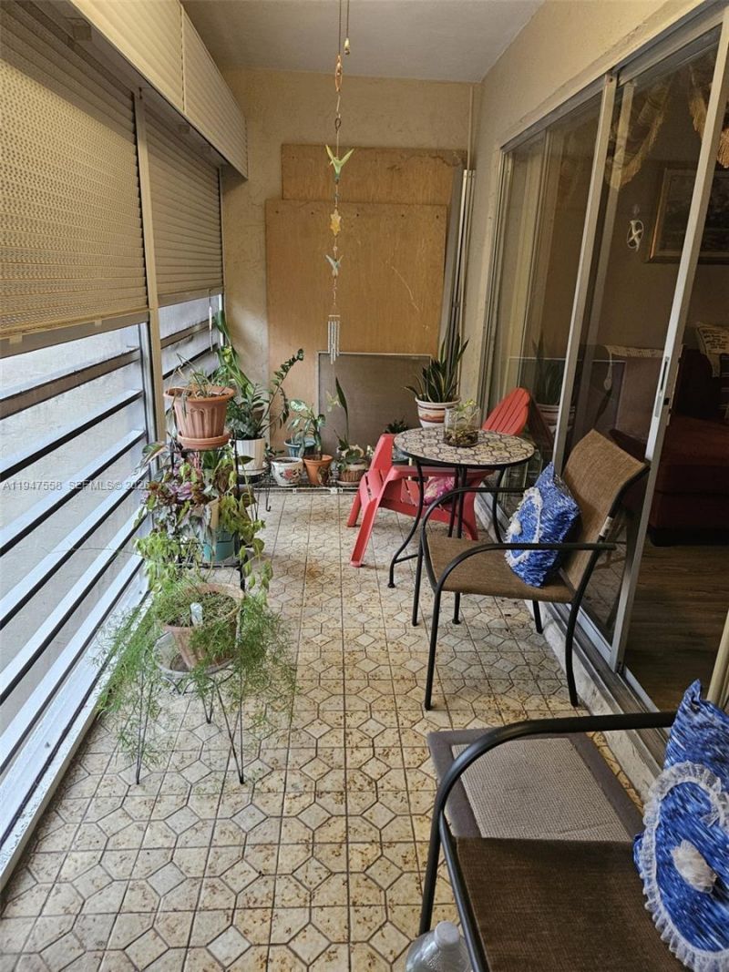 3591 Inverrary Dr, Unit 405, Lauderhill, FL 33319 Photo