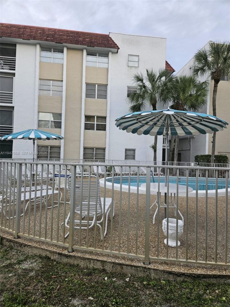 3591 Inverrary Dr, Unit 405, Lauderhill, FL 33319 Photo