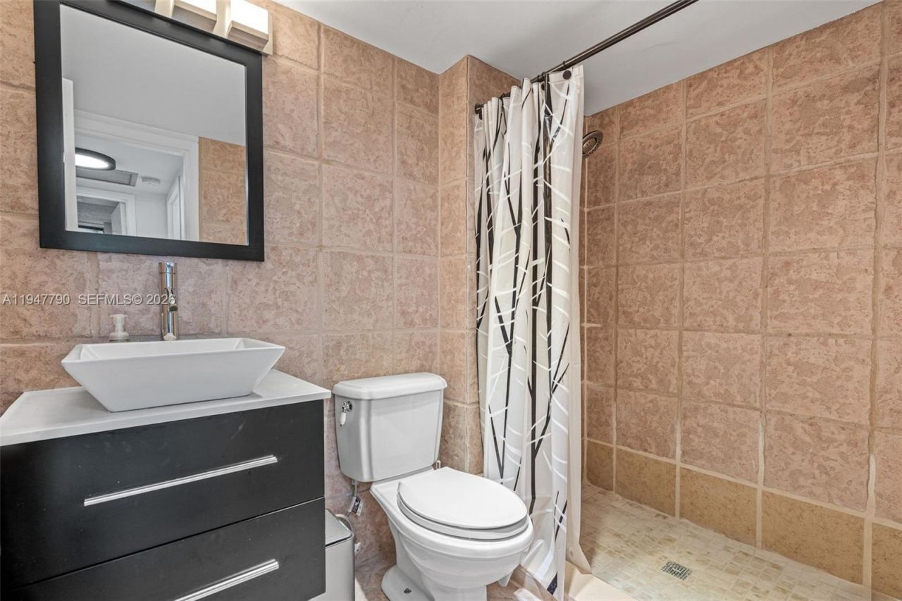 3375 N Country Club Dr, Unit 304, Aventura, FL 33180 Photo