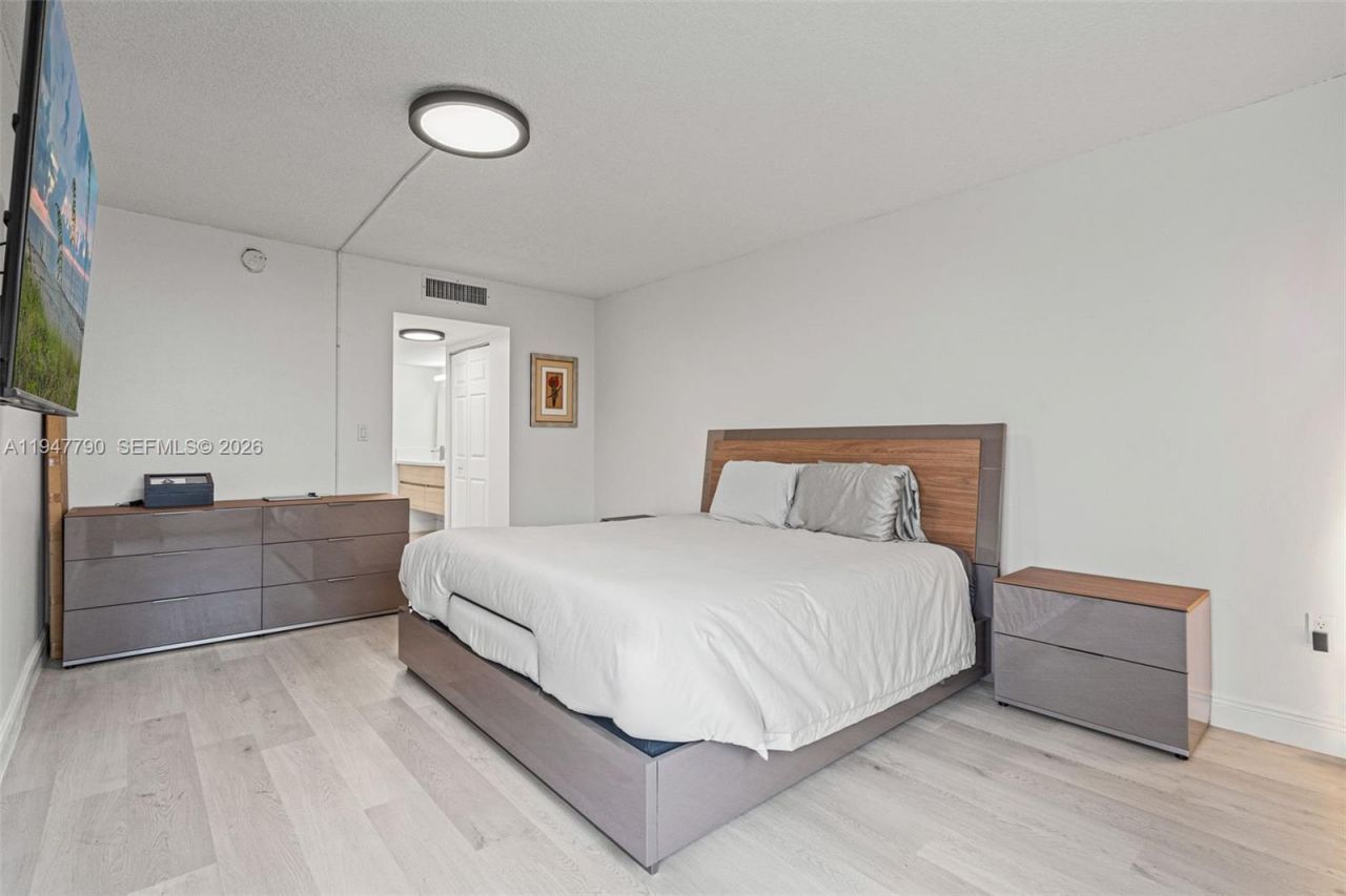 3375 N Country Club Dr, Unit 304, Aventura, FL 33180 Photo