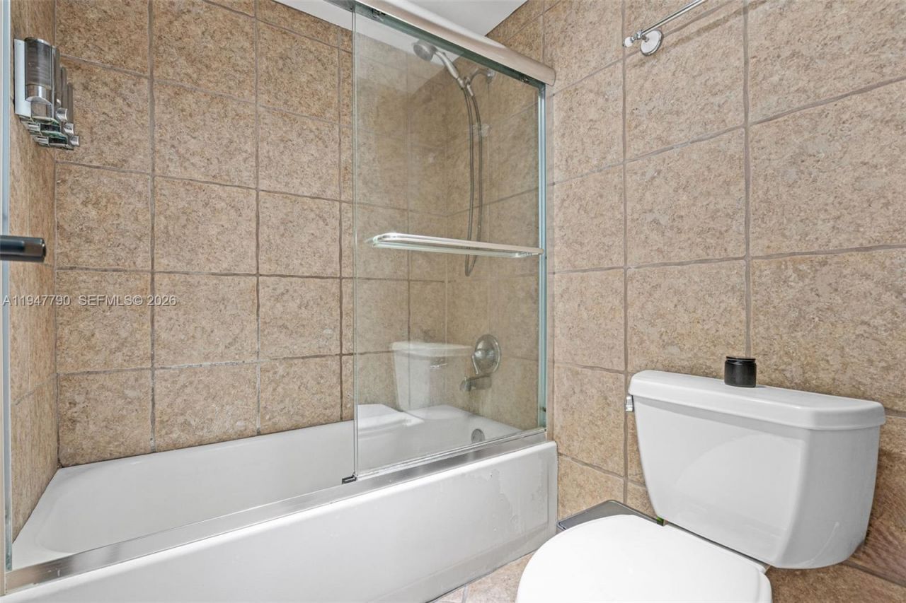 3375 N Country Club Dr, Unit 304, Aventura, FL 33180 Photo