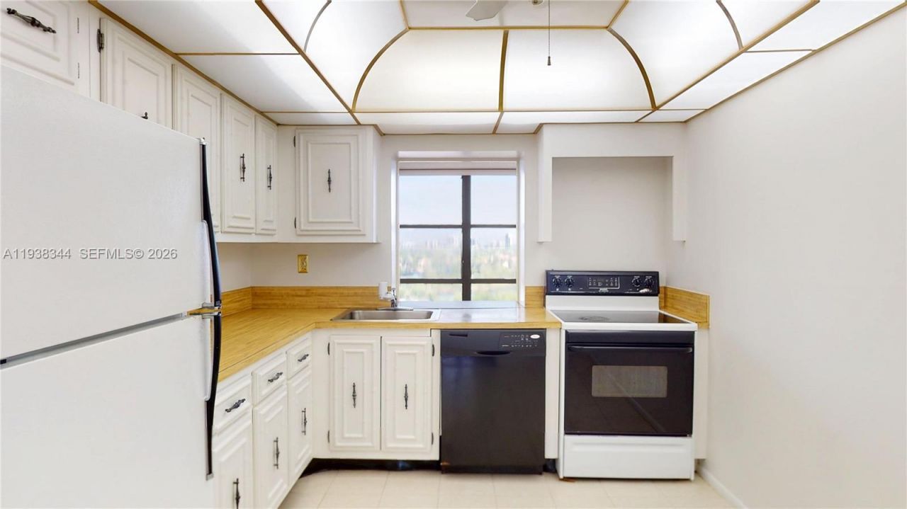 1000 Parkview Dr, Unit 1023, Hallandale Beach, FL 33009 Photo