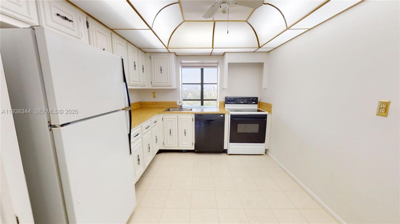 1000 Parkview Dr, Unit 1023, Hallandale Beach, FL 33009 Photo