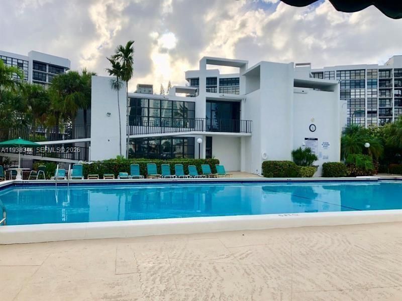 1000 Parkview Dr, Unit 1023, Hallandale Beach, FL 33009 Photo