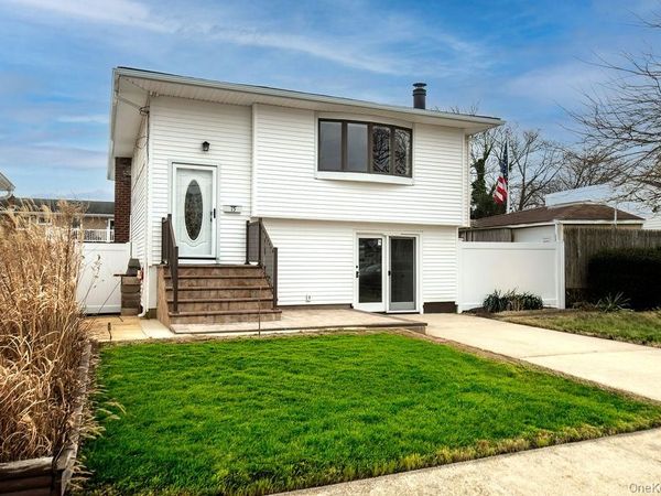 15 E Clearwater Road, Lindenhurst, NY 11757