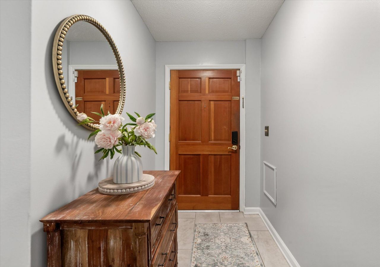 102 Ellen Court Photo 6