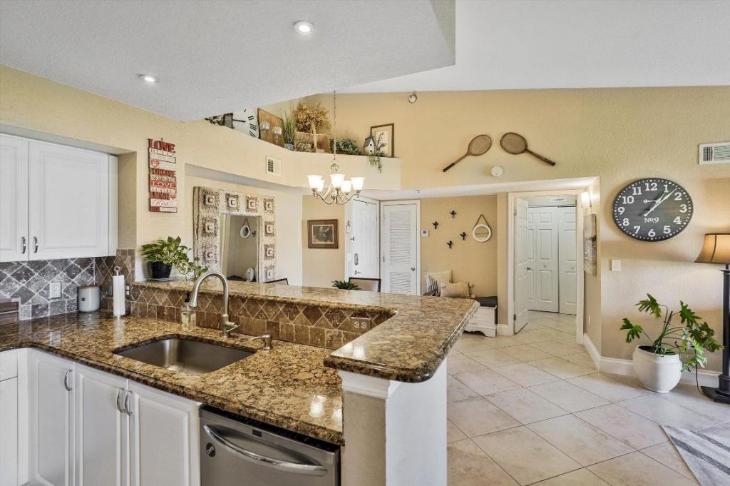 157 Yacht Club Way, Unit 306, Hypoluxo, FL 33462 Photo