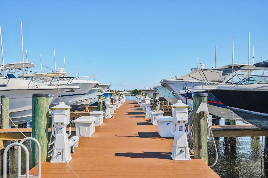 157 Yacht Club Way, Unit 306, Hypoluxo, FL 33462 Photo