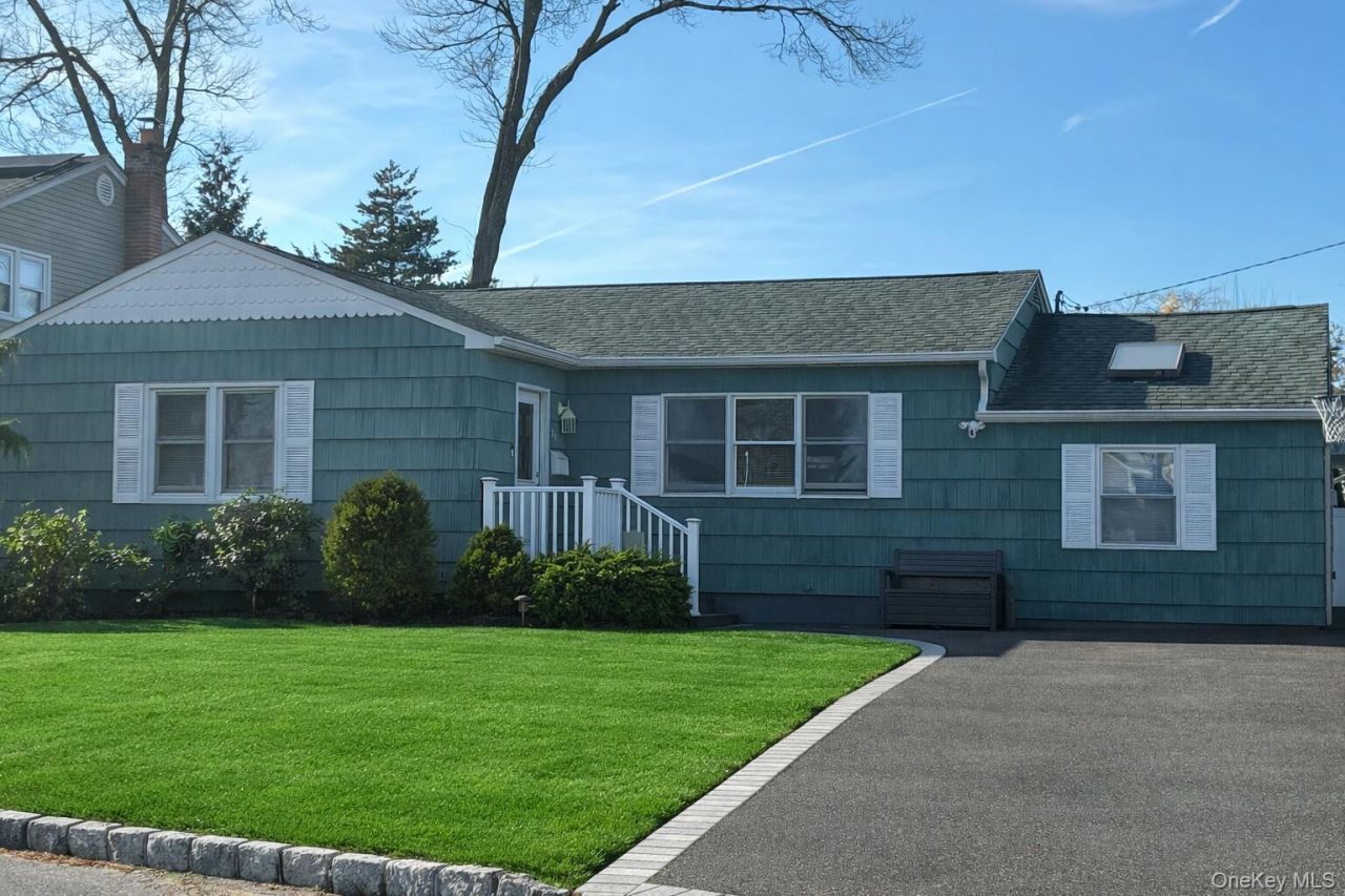 34 Beach Street, West Islip, NY 11795 Main Photo