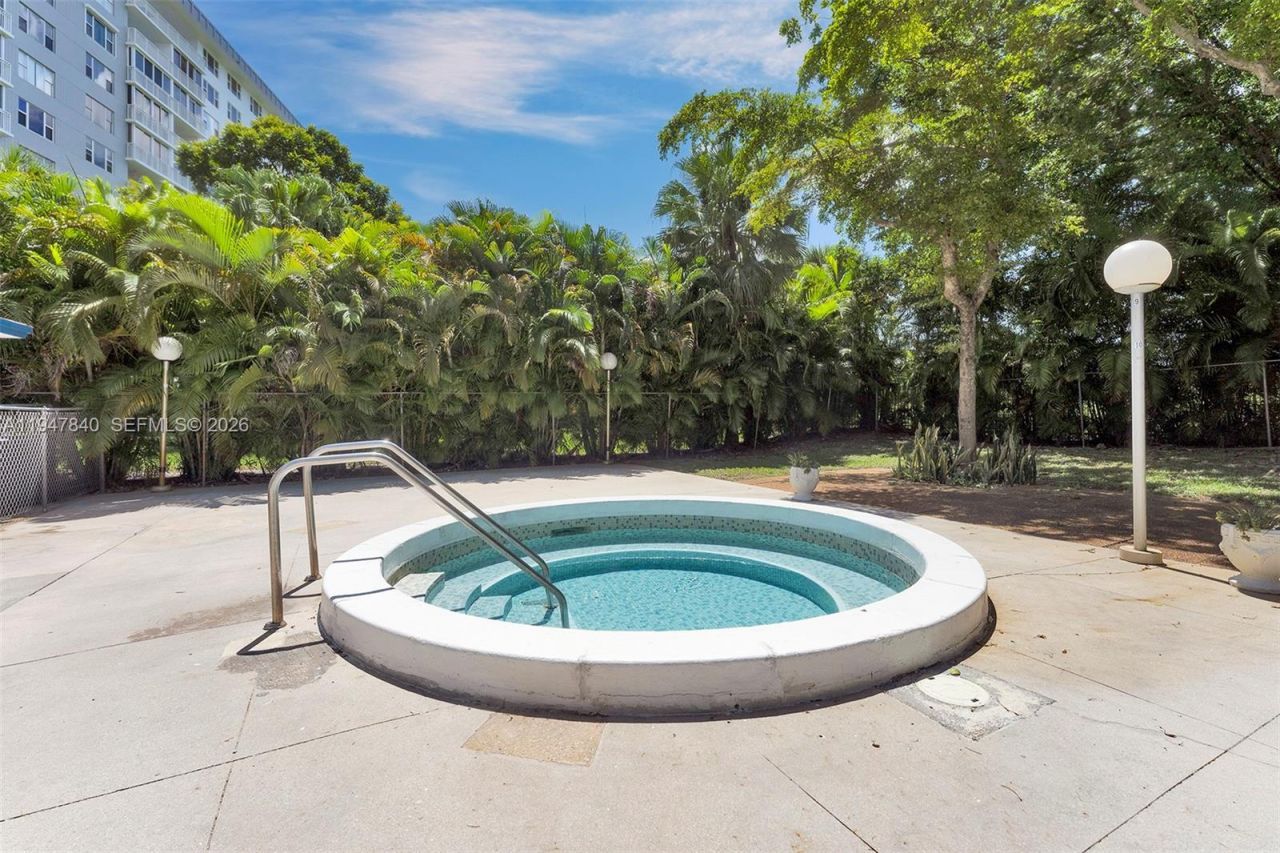 3800 Hillcrest Dr, Unit 316, Hollywood, FL 33021 Photo