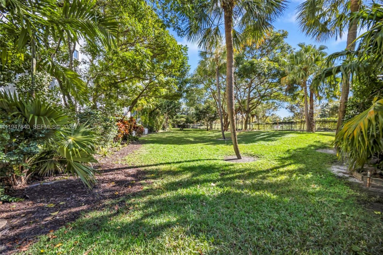 3800 Hillcrest Dr, Unit 316, Hollywood, FL 33021 Photo