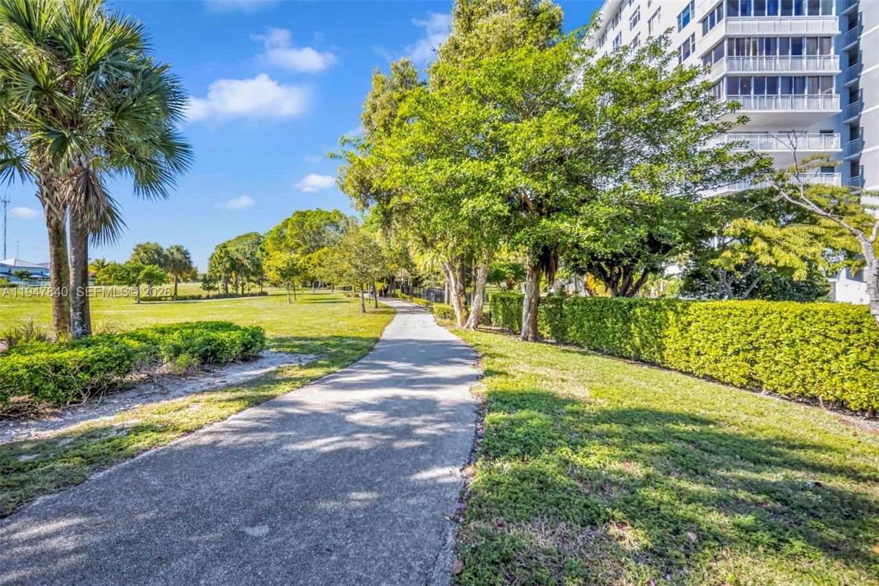 3800 Hillcrest Dr, Unit 316, Hollywood, FL 33021 Photo