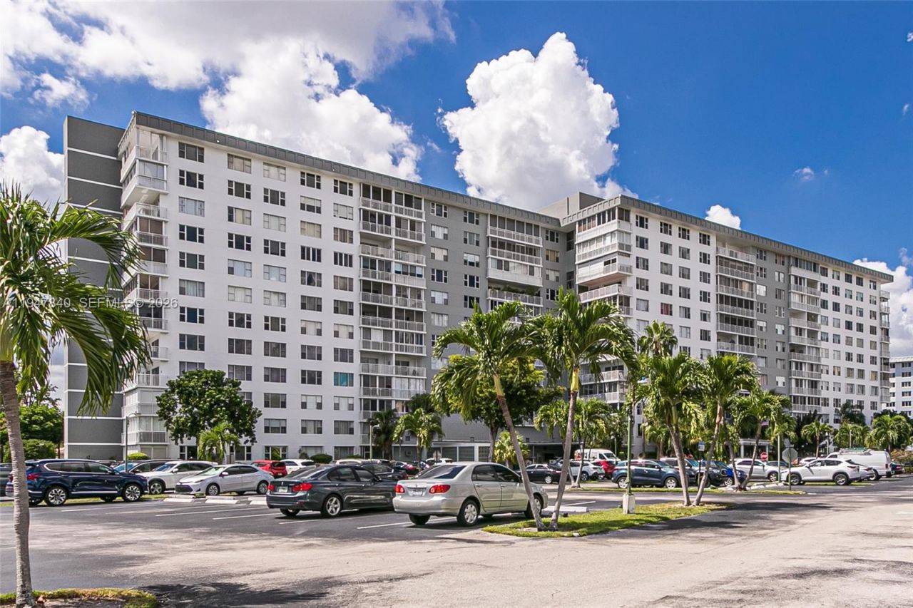 3800 Hillcrest Dr, Unit 316, Hollywood, FL 33021 Photo