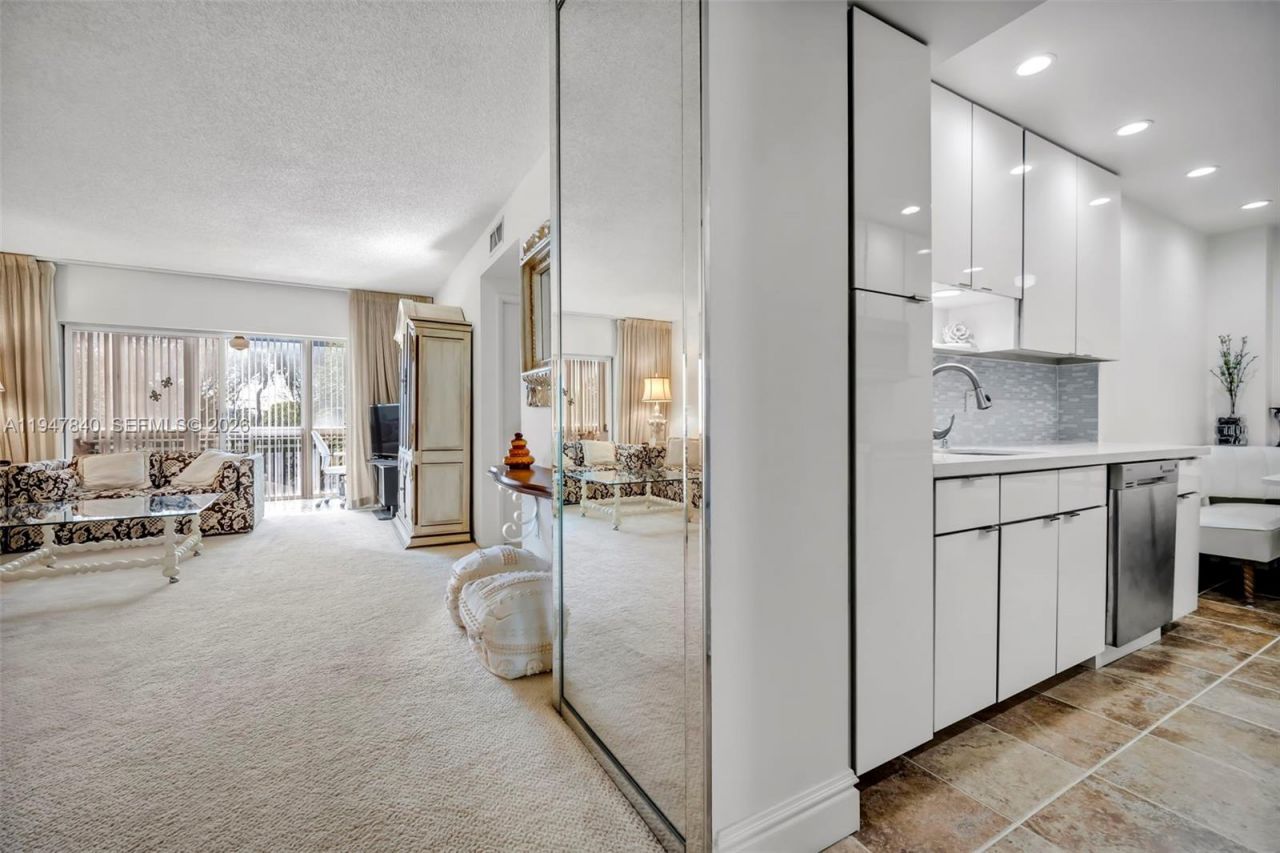 3800 Hillcrest Dr, Unit 316, Hollywood, FL 33021 Photo