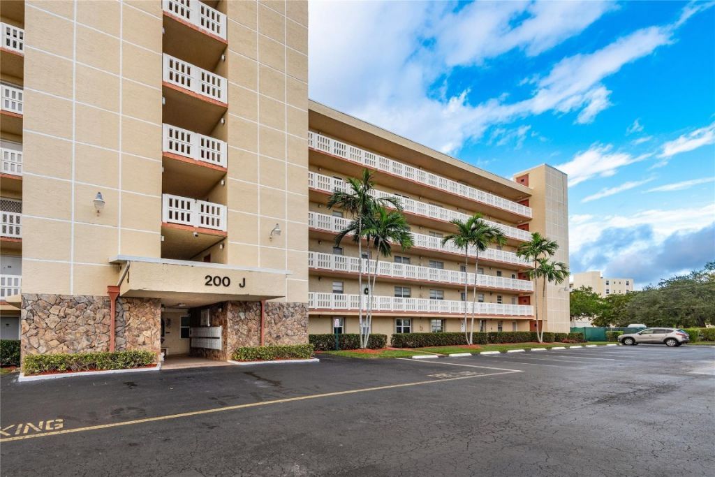 200 SE 5th Ave, Unit 505, Dania Beach, FL 33004 Main Photo