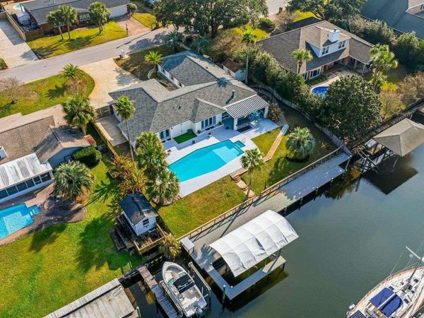 961 Aquamarine Dr, Gulf Breeze, FL 32563