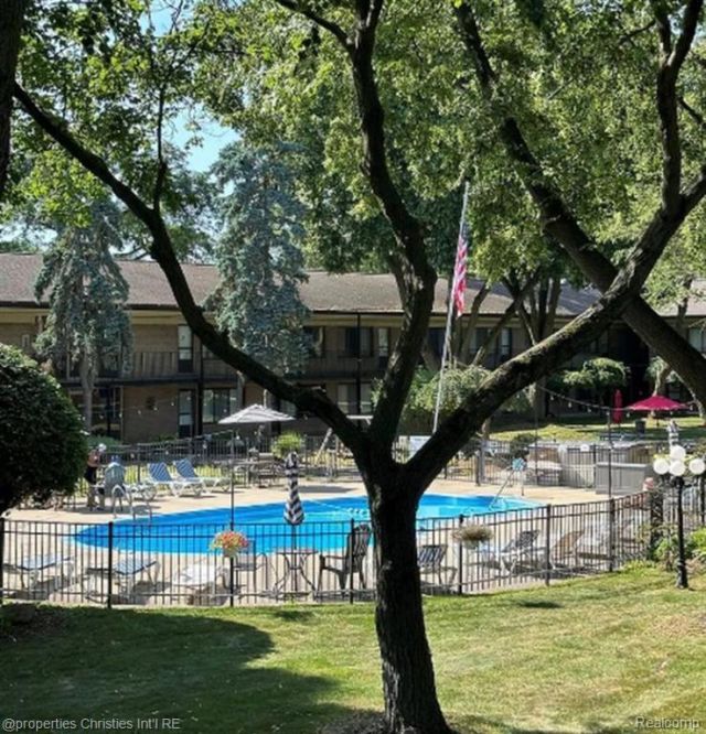 995 N Cass Lake Road, Waterford Township, MI 48328 Main Photo