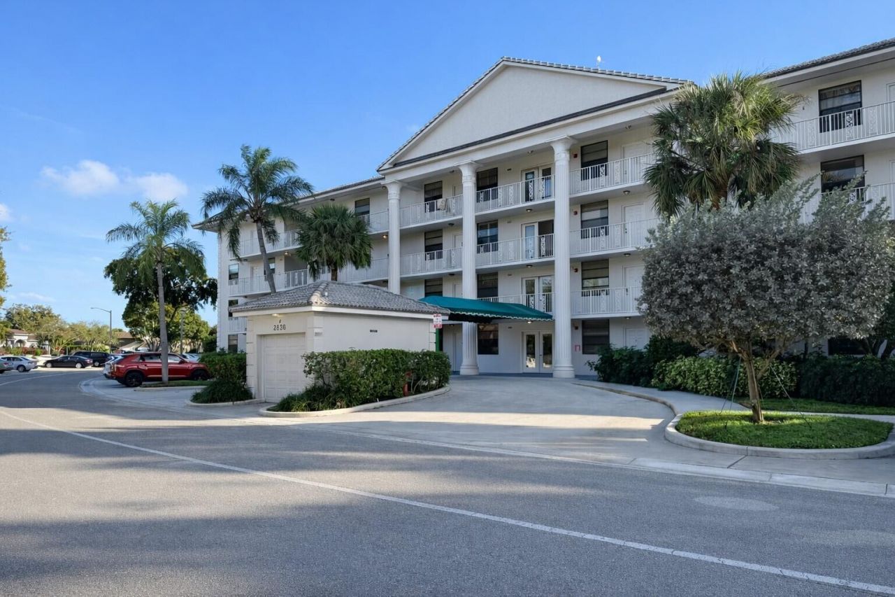 3826 Whitehall Drive, Unit 305, West Palm Beach, FL 33401 Photo