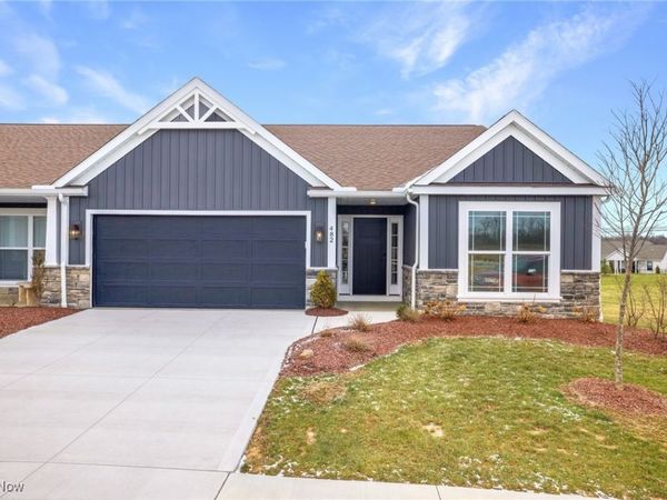 482 Meadow Trail SW, Hartville, OH 44632