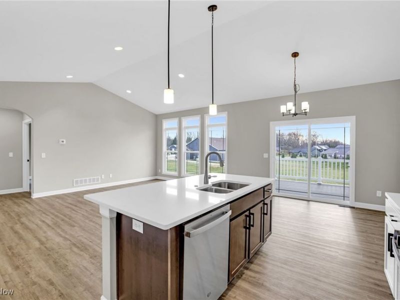 482 Meadow Trail SW, Hartville, OH 44632 Photo 3