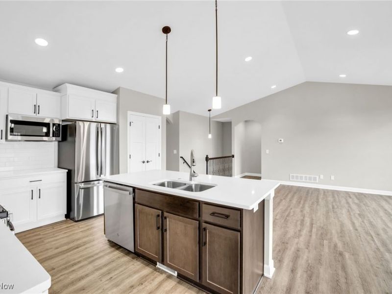 482 Meadow Trail SW, Hartville, OH 44632 Photo 4