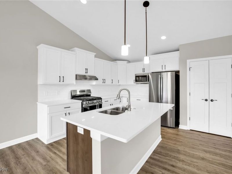 482 Meadow Trail SW, Hartville, OH 44632 Photo 6