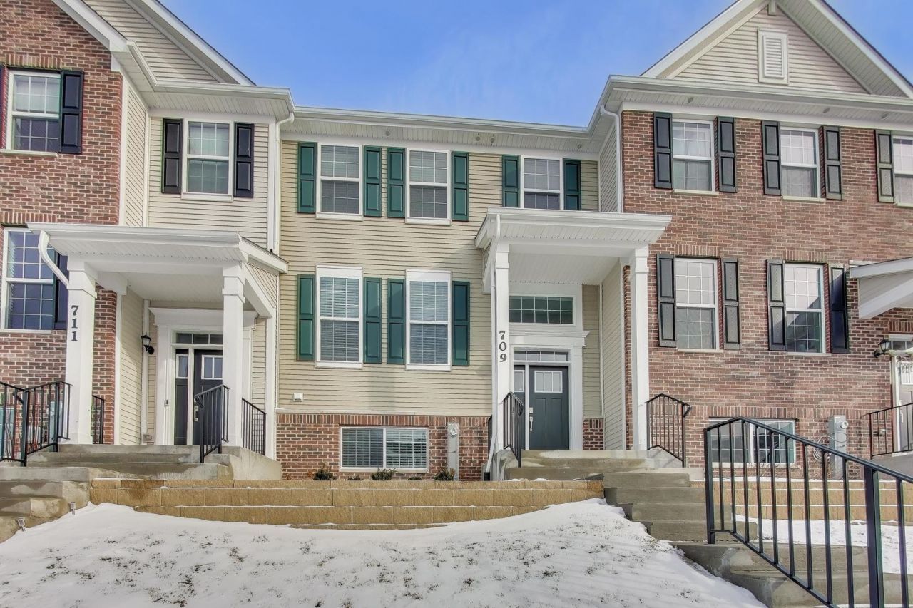 709 Neubauer Circle, Lindenhurst, IL 60046 Main Photo