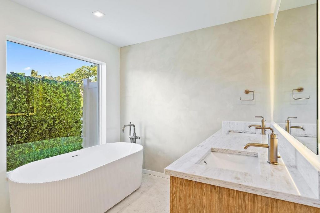 107 Sandal Lane, Unit 1, Palm Beach Shores, FL 33404 Photo