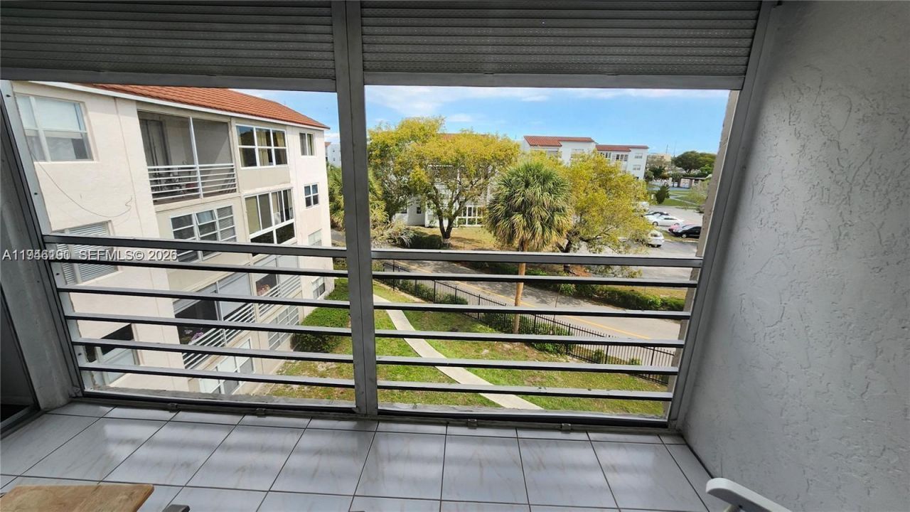 2821 Somerset Dr , Unit 400, Lauderdale Lakes, FL 33311 Photo