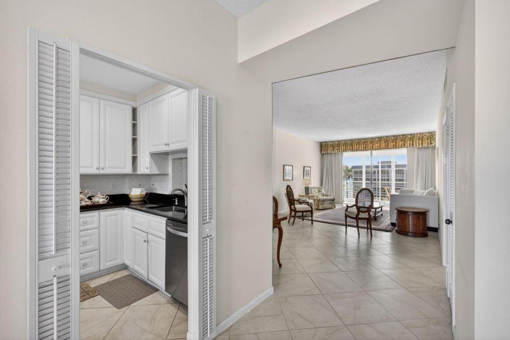 105 Paradise Harbour Boulevard, Unit 506, North Palm Beach, FL 33408 Photo