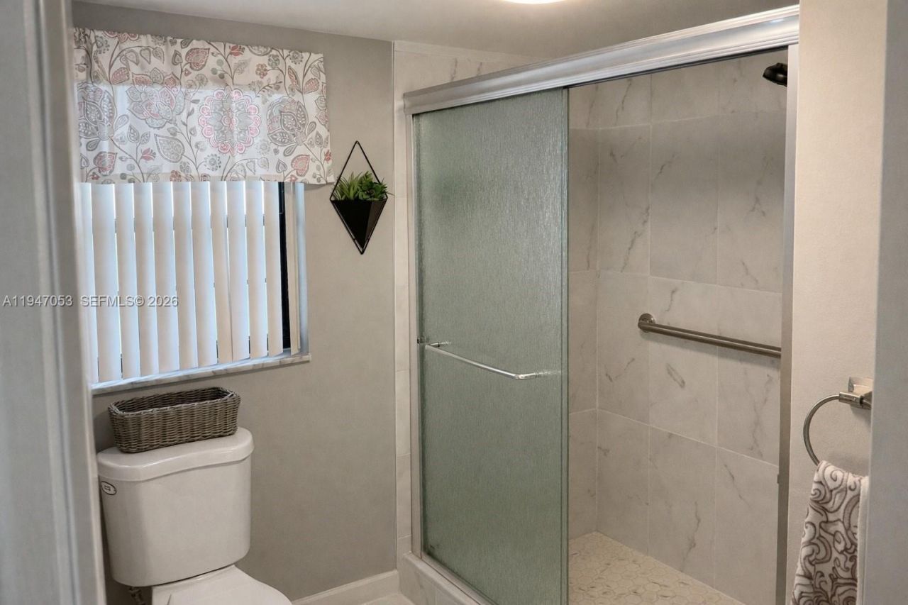 20851 San Simeon Way, Unit 202, Miami, FL 33179 Photo