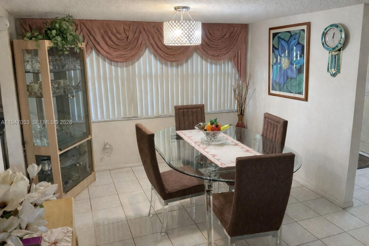 20851 San Simeon Way, Unit 202, Miami, FL 33179 Photo