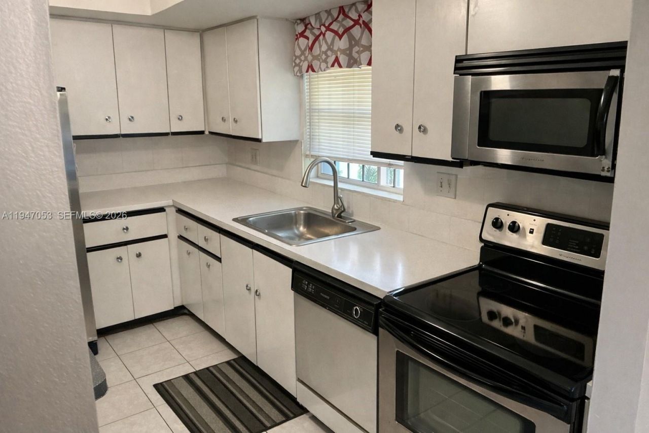 20851 San Simeon Way, Unit 202, Miami, FL 33179 Photo