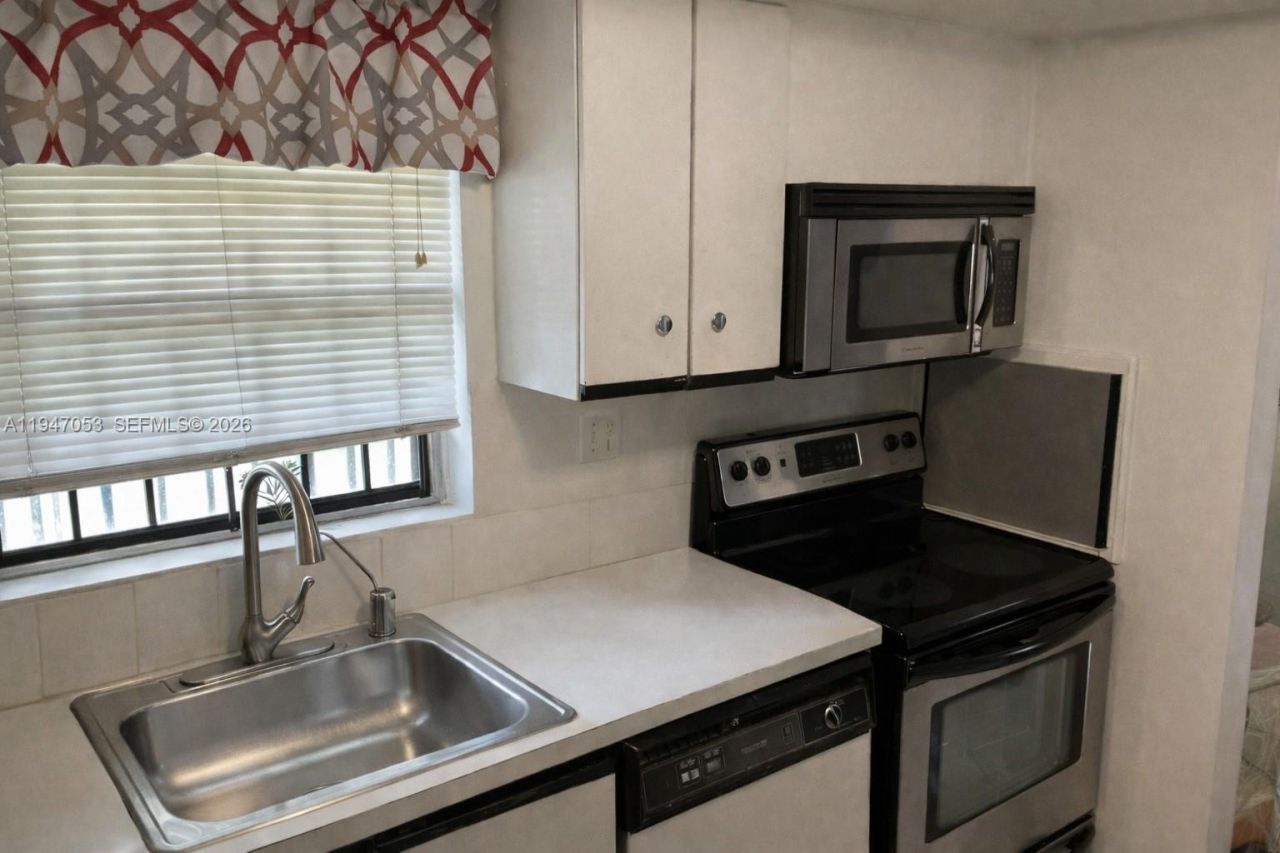 20851 San Simeon Way, Unit 202, Miami, FL 33179 Photo