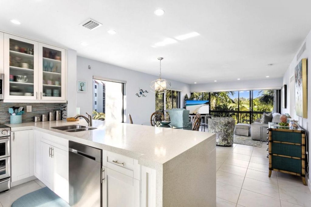 2550 Presidential Way, Unit 301, West Palm Beach, FL 33401 Photo