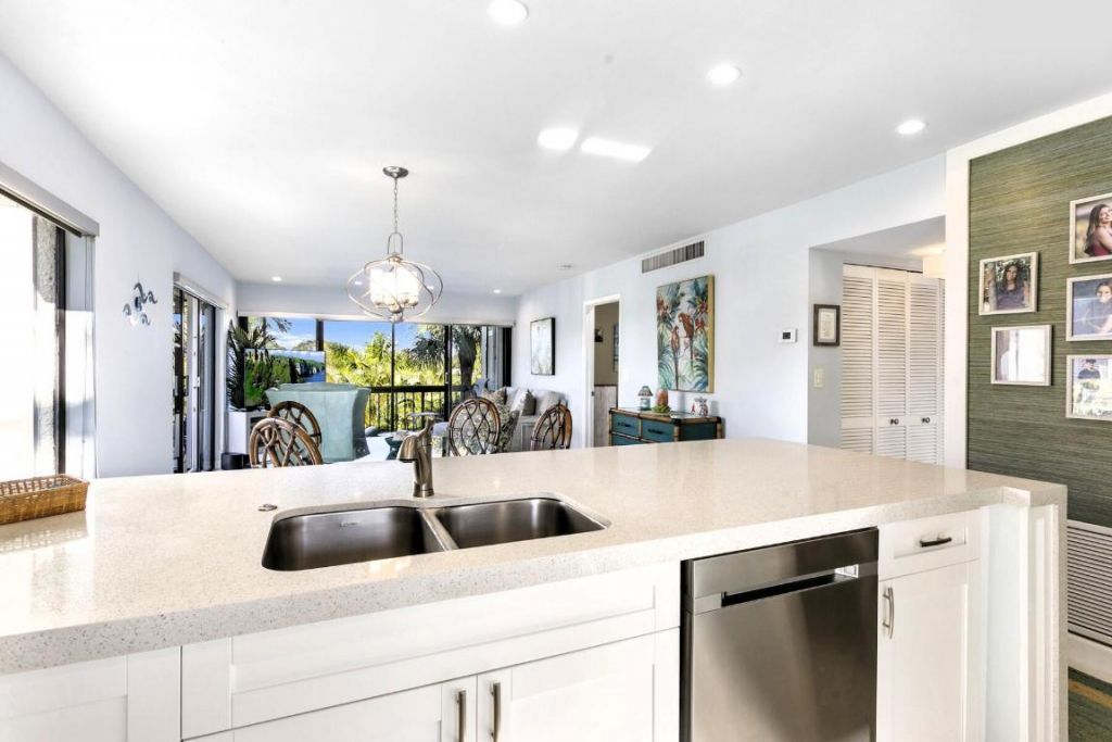 2550 Presidential Way, Unit 301, West Palm Beach, FL 33401 Photo