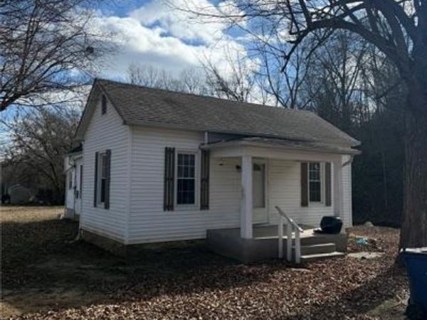 921 S 4th Street, De Soto, MO 63020