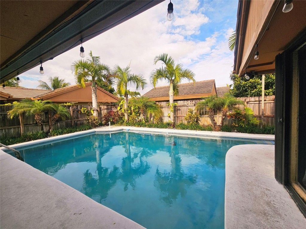 19975 NE 10th Place Way, Miami, FL 33179 Photo