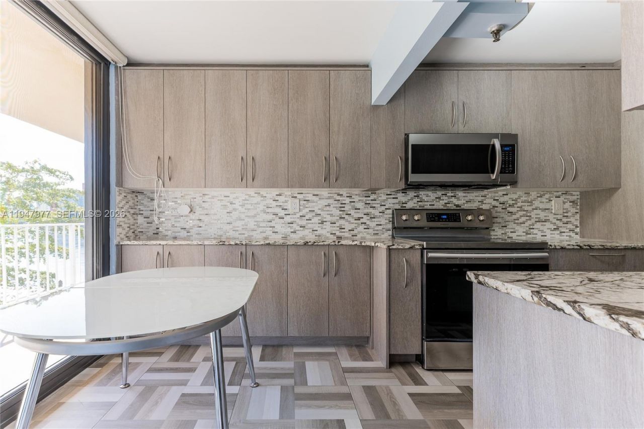 290 174th St, Unit 318, Sunny Isles Beach, FL 33160 Photo