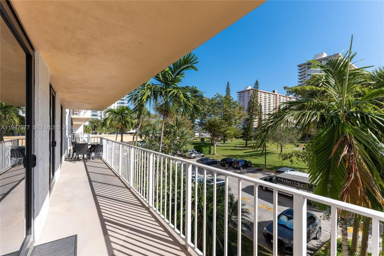 290 174th St, Unit 318, Sunny Isles Beach, FL 33160 Photo