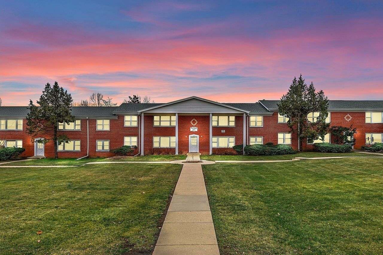 209 W Johnson Street, Unit 1B, Palatine, IL 60067 Main Photo