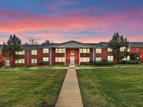 209 W Johnson Street, Unit 1B, Palatine, IL 60067