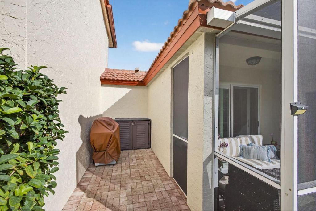 1095 Via Jardin, Riviera Beach, FL 33418 Photo