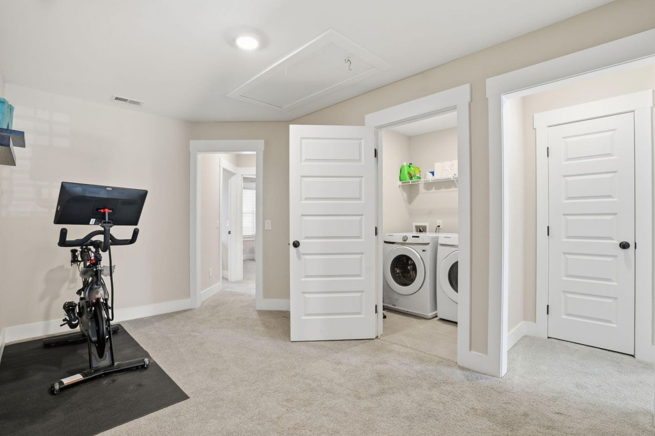 7734 Park Gate Drive Photo 18