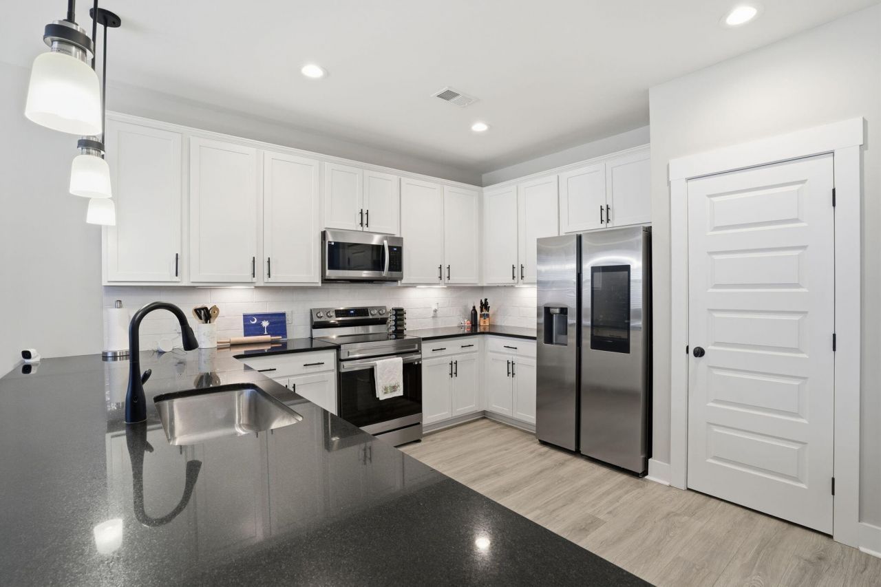 7734 Park Gate Drive Photo 9