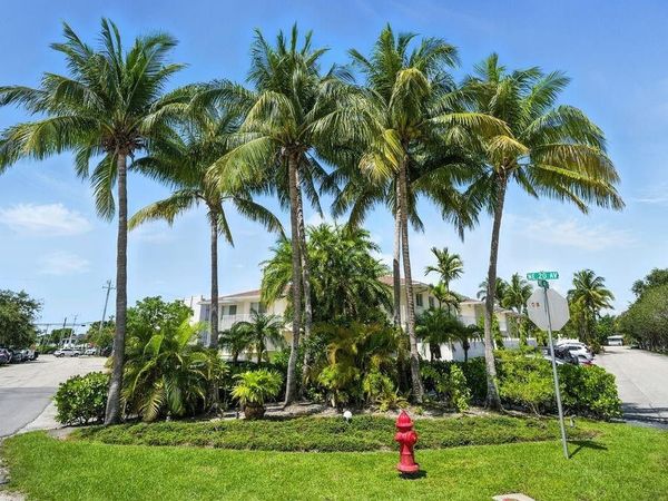 1892 NE 46th Street, Unit B4, Fort Lauderdale, FL 33308