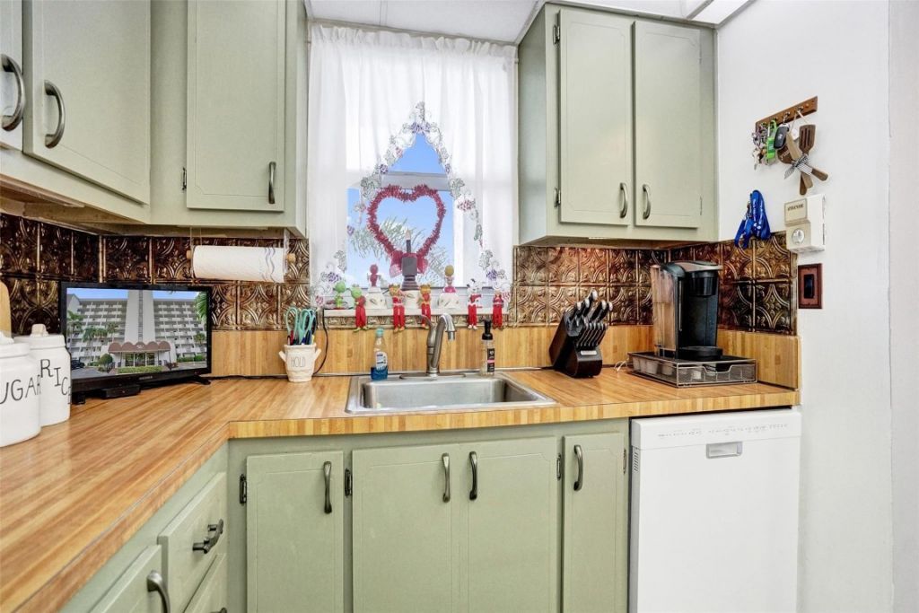 5900 NW 44th Street, Unit 505, Lauderhill, FL 33319 Photo