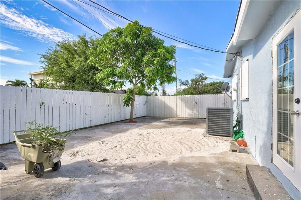 1389 W 33, Riviera Beach, FL 33404 Photo