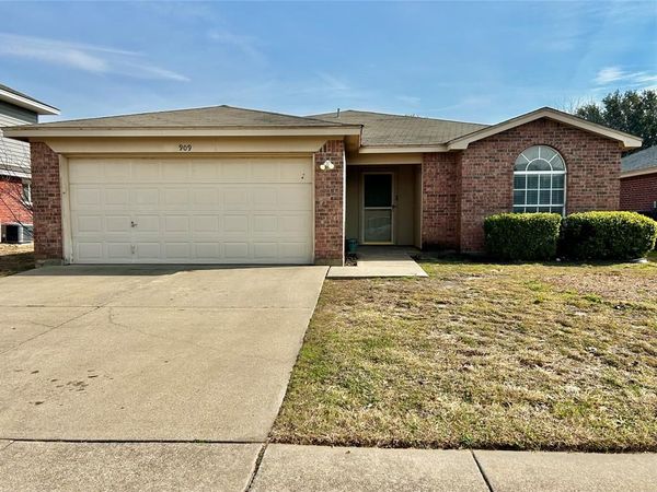 909 Meadowlark Drive, Saginaw, TX 76131